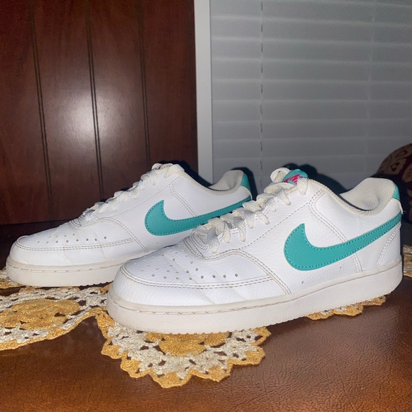 Nike Shoes - Nike low court vision trainers